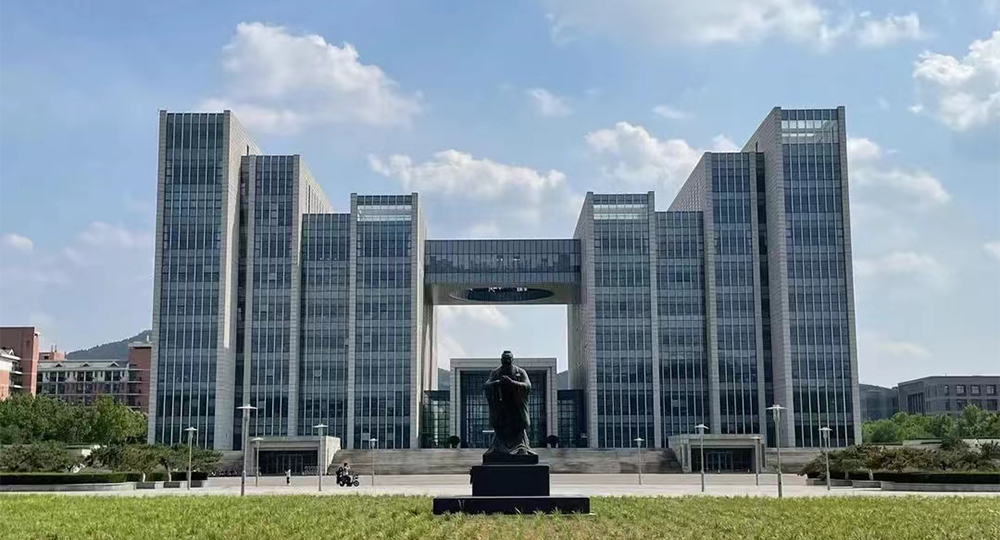 山东师范大学：校名题写 / 校徽设计