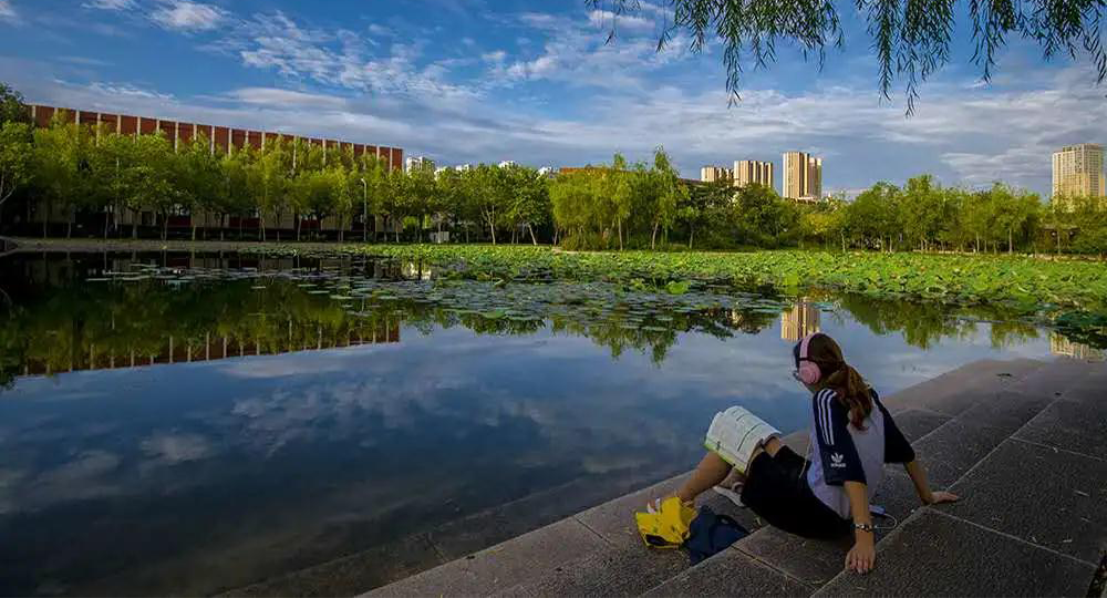 烟台大学：校名题写 / 校徽设计