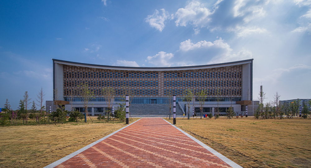 泰山科技学院：校名题写 / 校徽设计