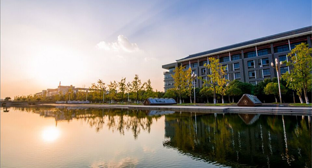 四川大学：校名题写 / 校徽设计