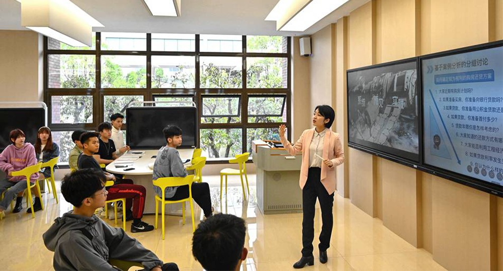 四川大学锦江学院
：校名题写 / 校徽设计