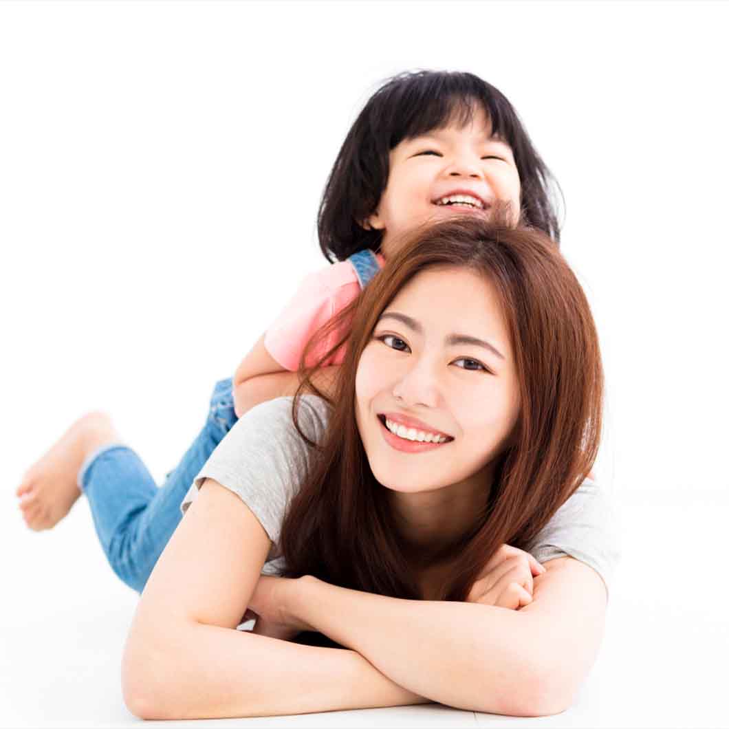 我们的Baby Bee Class 会透过揉合了美艺、音乐、大小肌肉等元素的综合游戏活动，以满足婴幼儿的学习需要和进一步丰富他们的感官经验。